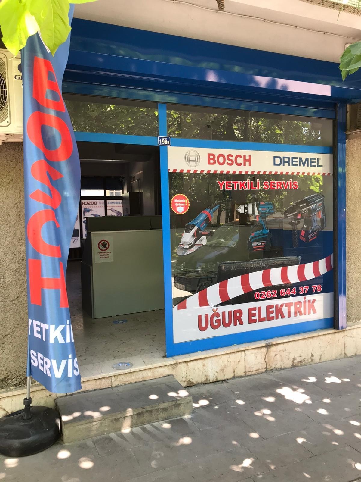 Uğur Elektrik İnönü Şubesi vitrini, Bosch Yetkili Servis yazısı