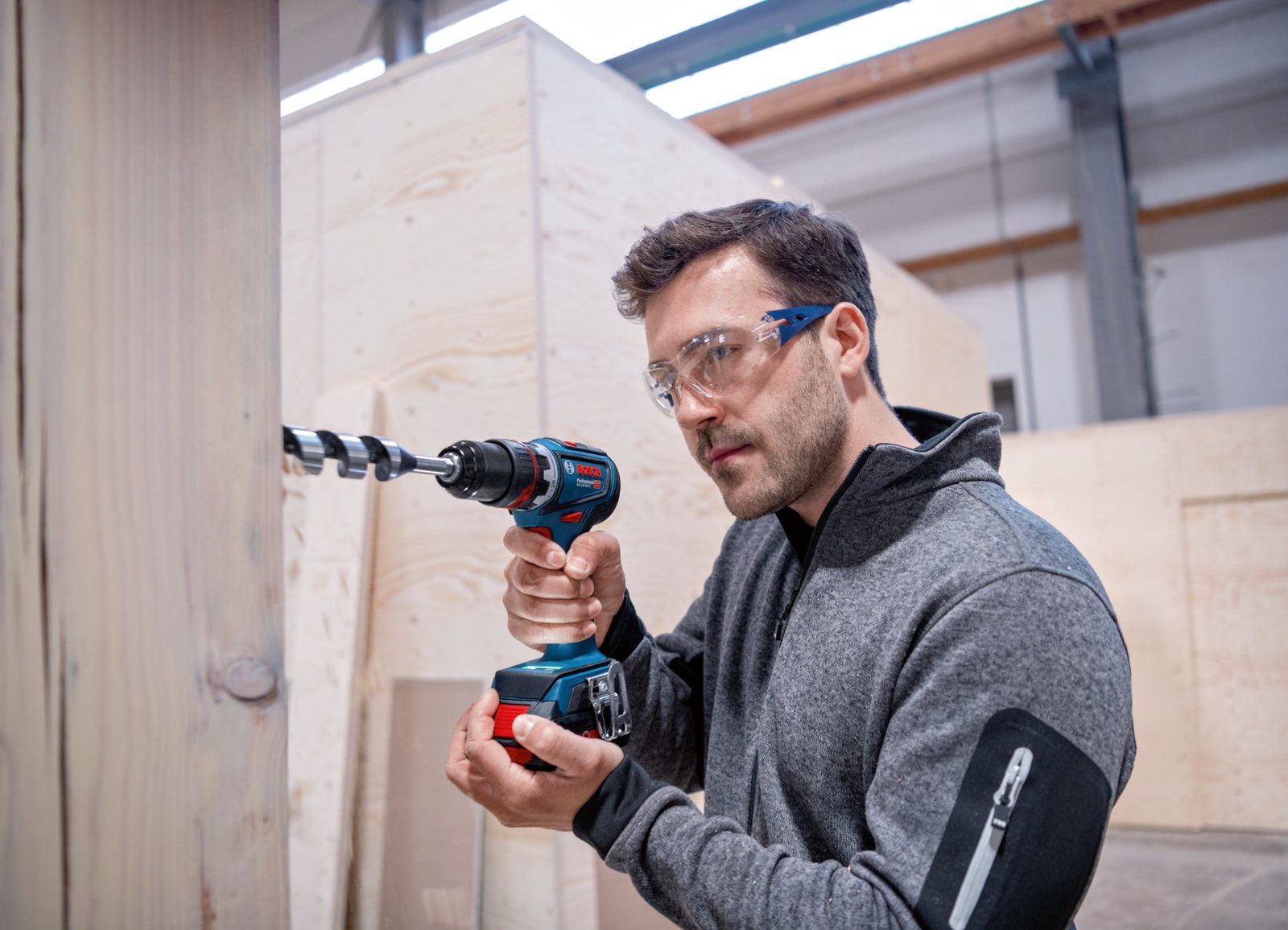 Bosch Professional akülü matkap ile ahşaba delik açan usta