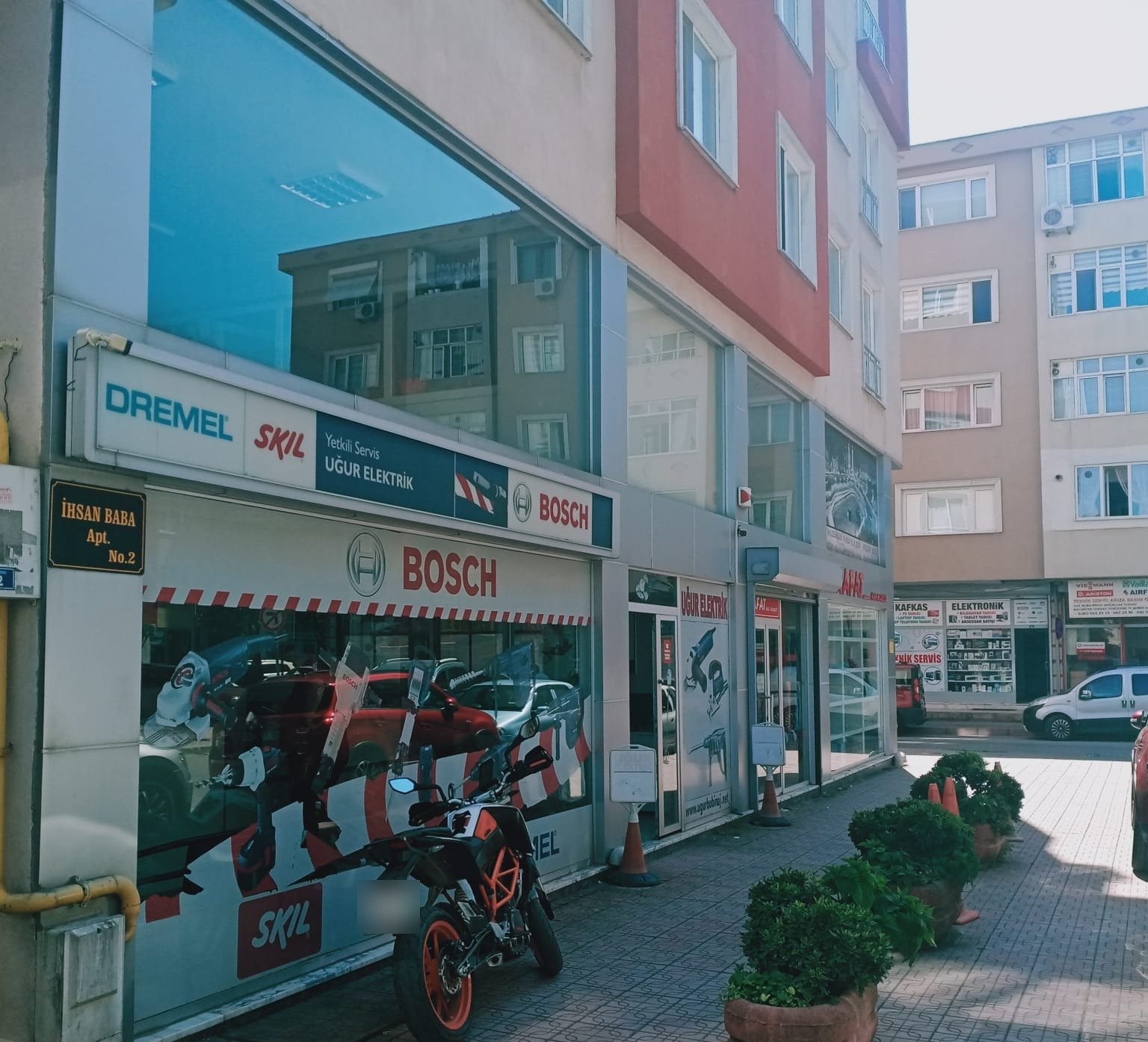 Uğur Elektrik Merkez dükkânının dış cephesi