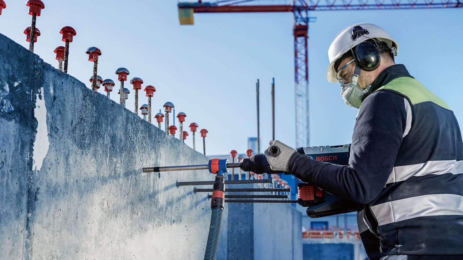 Beton duvara toz emişli kırıcı delici ile delik açan usta